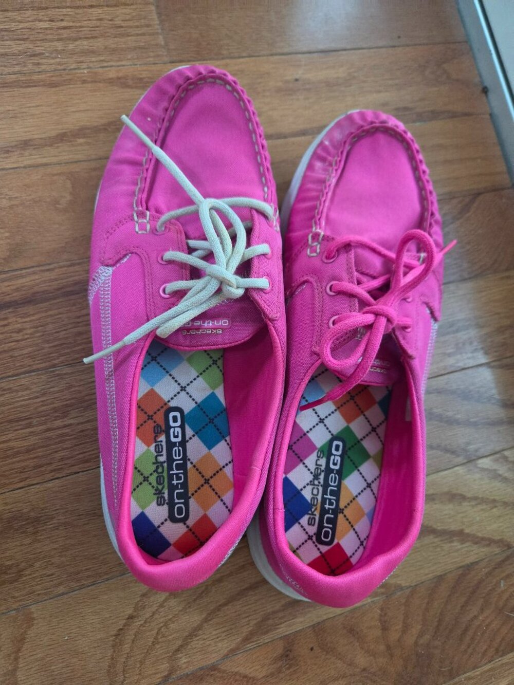 sketchers on the go boat shoes in vibrant pink gently used size 9.5